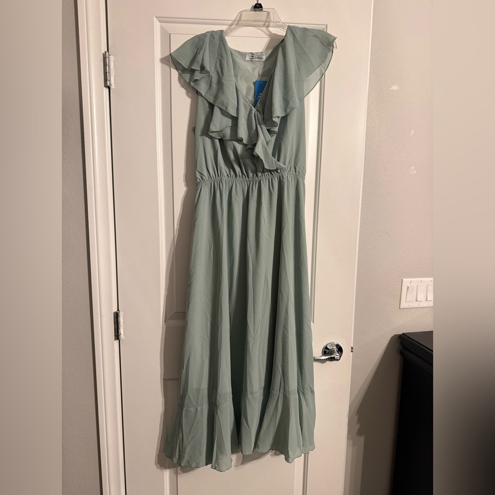 Elegant Light Green Midi Dress new with tags!